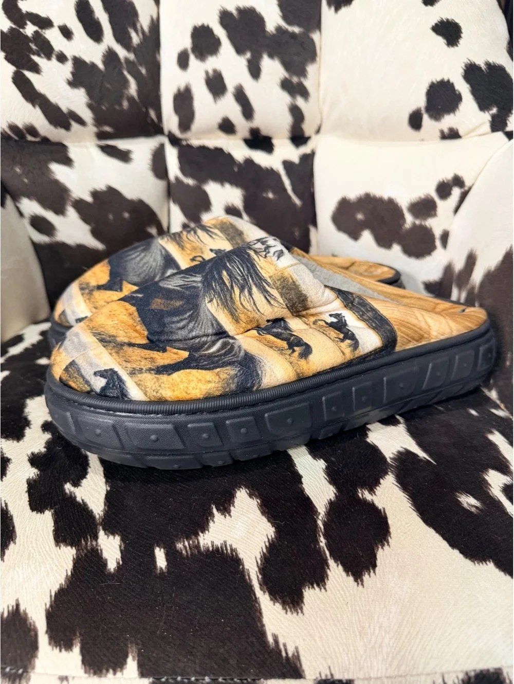 Comfortable Horse Print Slip-On Slippers with Cushioned Sole